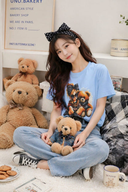 Trendy Girl With Teddy – Women’s Graphic T-Shirt